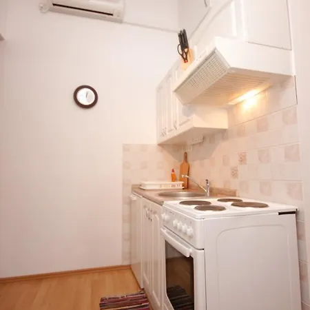 Komiza 8533a Apartment Vis