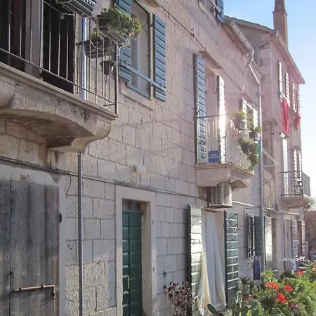 Apartment Komiza 8533a Vis