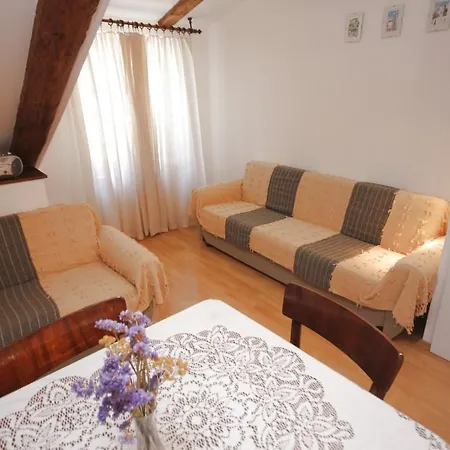 Apartment Komiza 8533a Vis